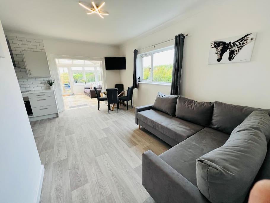 2 Bedroom Holiday Home In The Heart Of West Wales 圣克莱尔斯 外观 照片